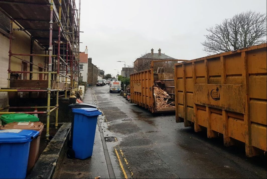 35-yard RoRo skip container hire in the Linlithgow area