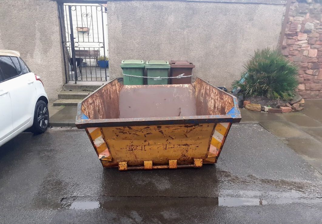 4-yard skip hire in East Lothian, click here for 4-yard skip hire prices and delivery availability in the East Lothian area, click here